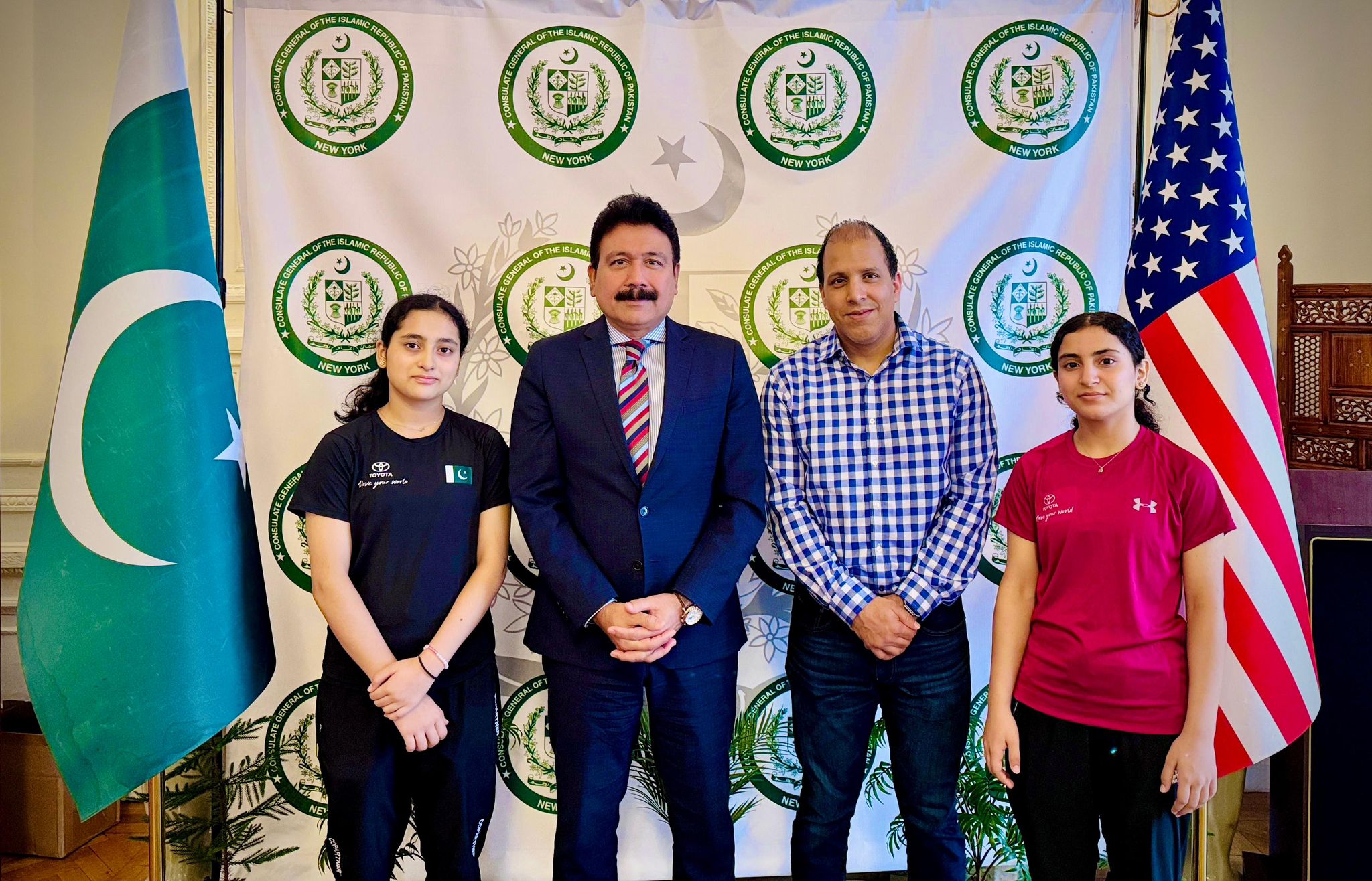 پاکستانی بہنیں ماہنور اور سحرش علی کو نیویارک میں پاکستانی قونصلیٹ جنرل کی جانب سے شاندار اسکوائش کارکردگی پر اعزاز